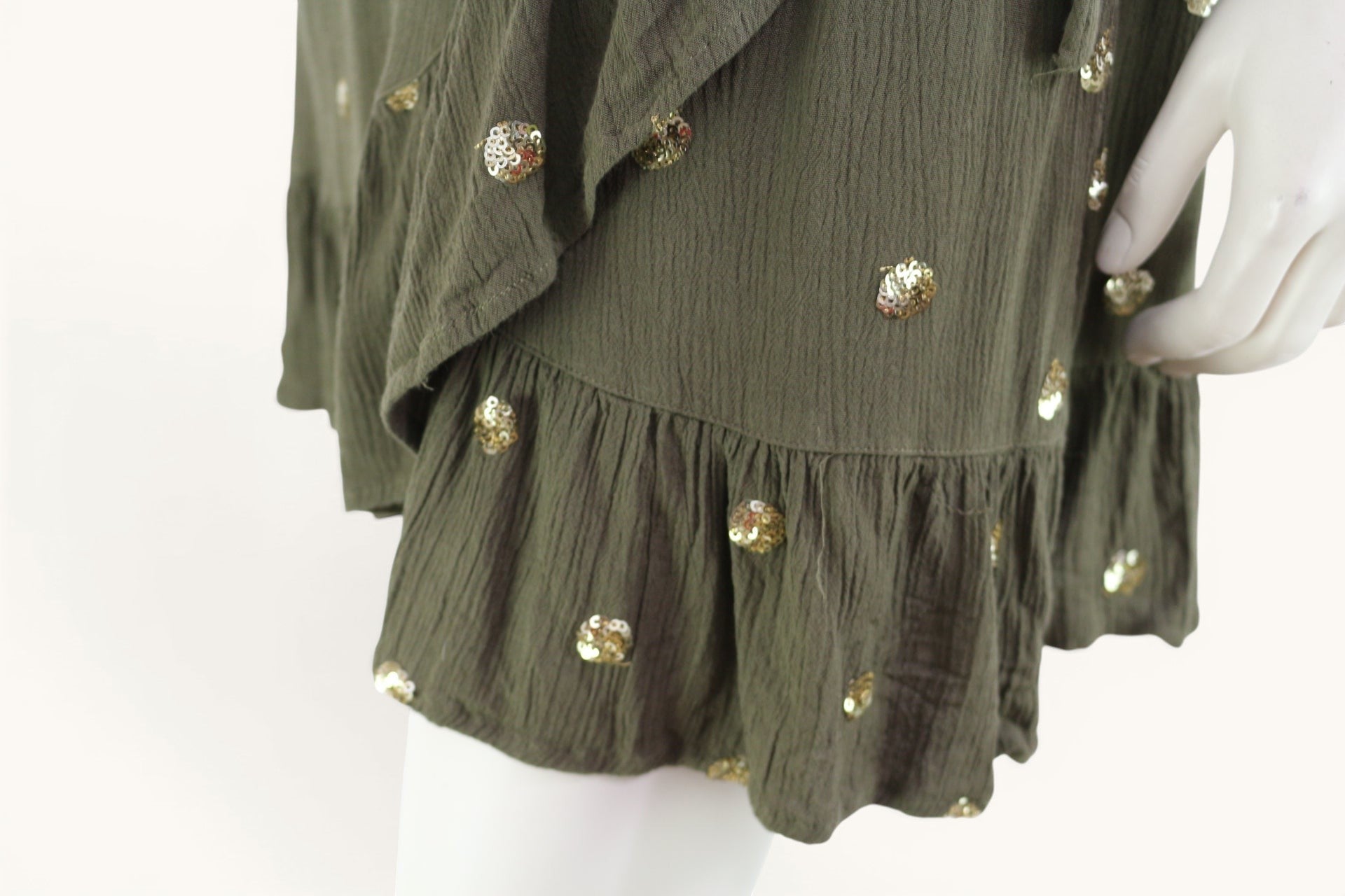 Robe portefeuille kaki olive Frippindealz avec paillettes dorées brodées, manches et bas volantés, style bohème chic.