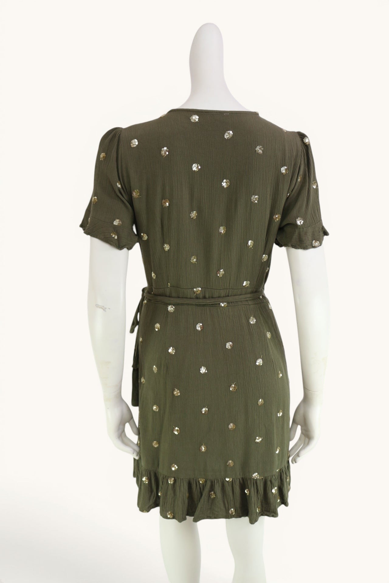 Robe portefeuille kaki olive Frippindealz avec paillettes dorées, manches volantées et bas à volants, style bohème chic.