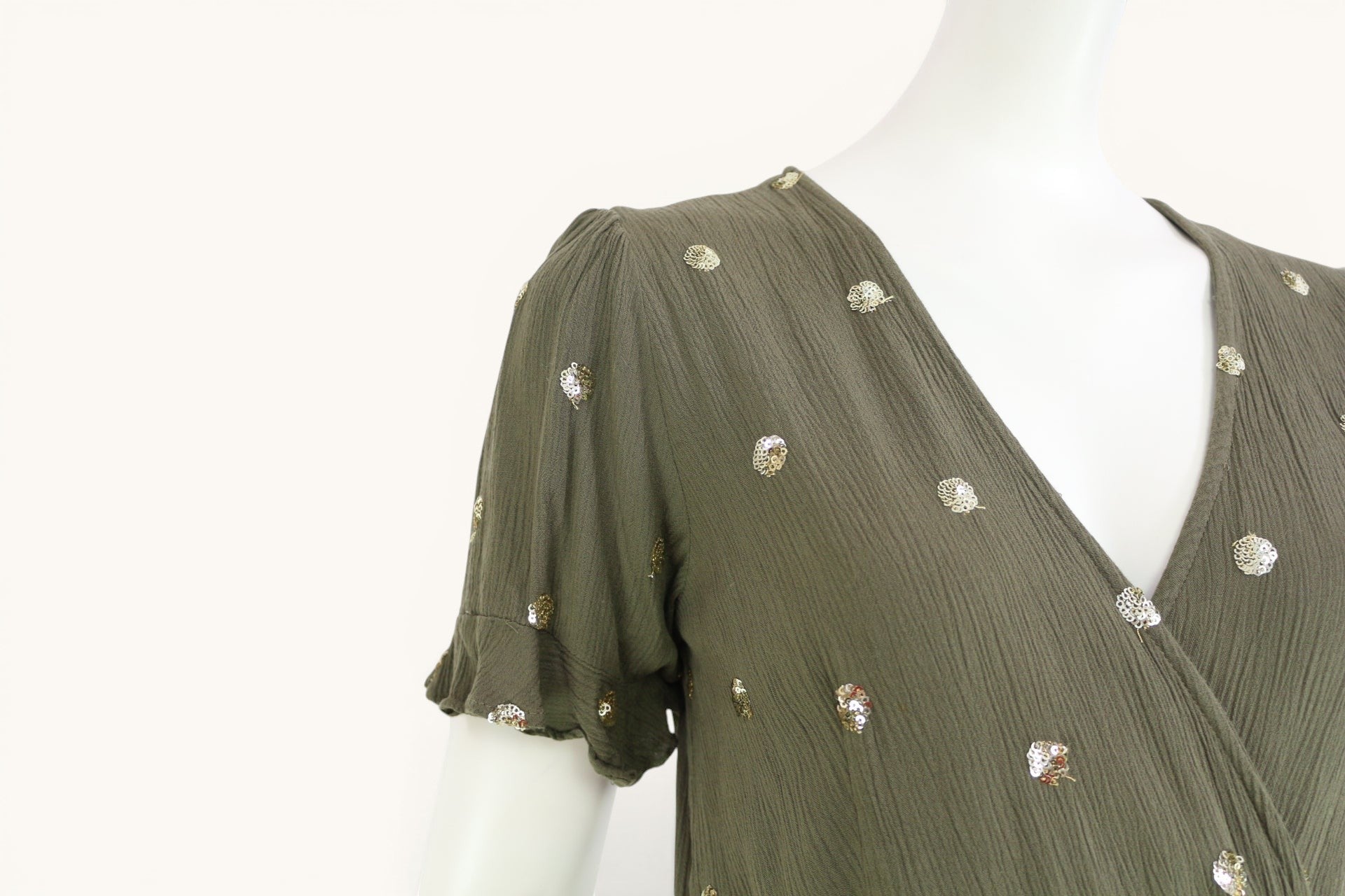 Robe portefeuille kaki olive Frippindealz avec paillettes dorées brodées, manches volantées, style bohème chic, taille M.