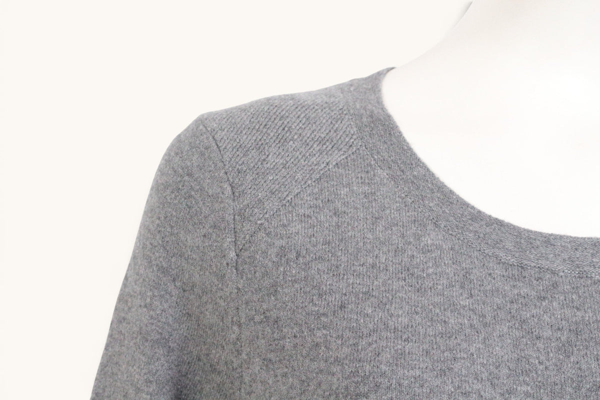 Gros plan sur l'épaule d'une robe pull grise Marc O Polo en mélange de coton, polyamide et laine