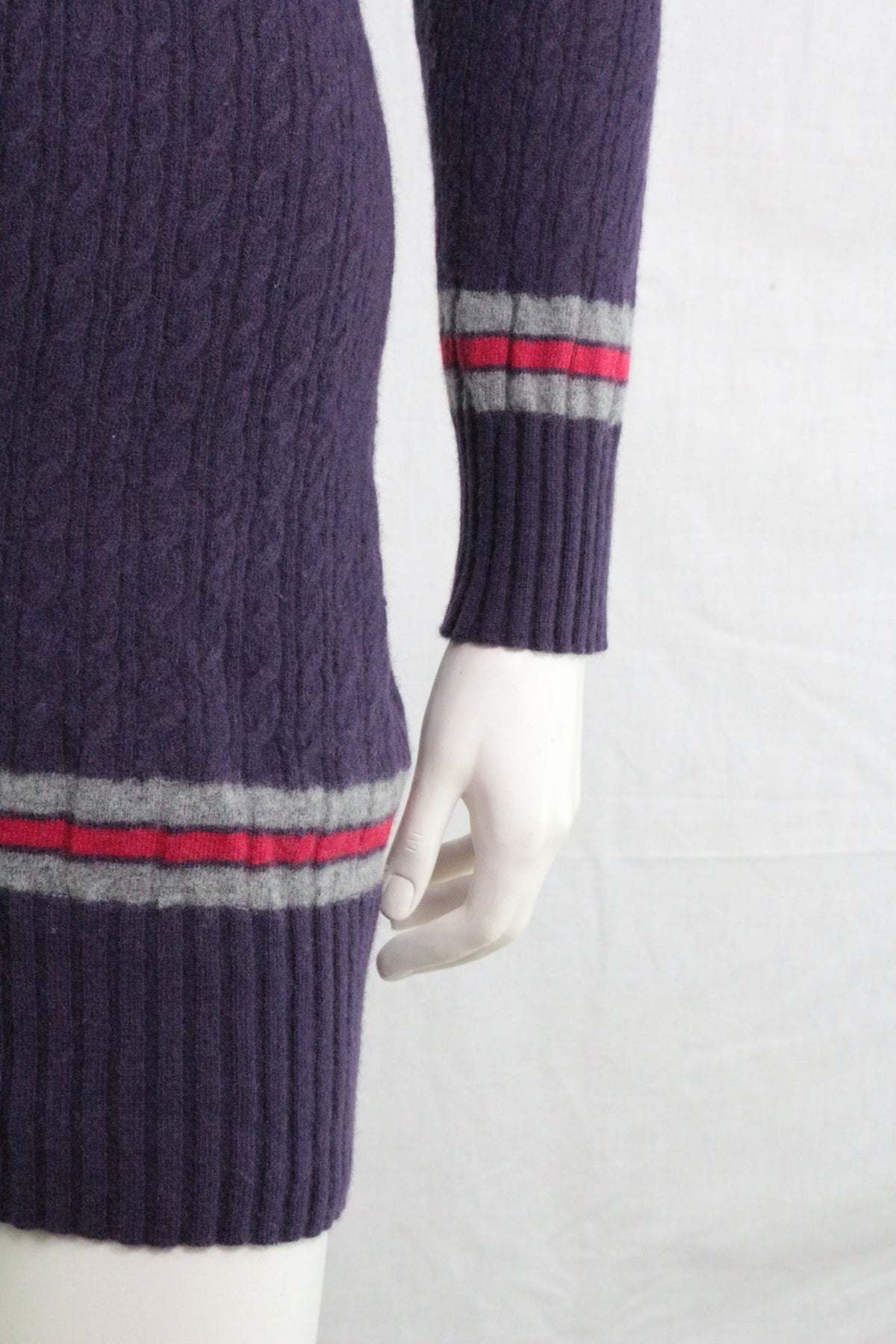 Robe pull en laine violette Frippindealz avec détails rayés gris et rouges sur les manches et l'ourlet