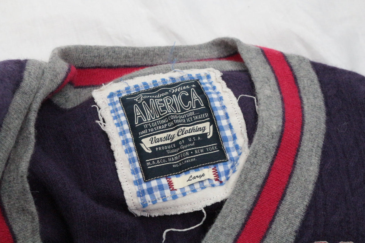 Étiquette de col Genuine Miss America sur une robe pull en laine violette avec finitions rayées Frippindealz