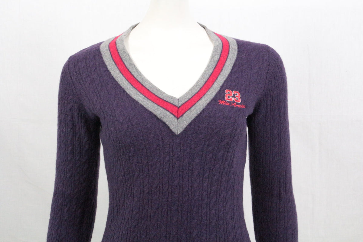 Robe pull Frippindealz violette en laine style preppy avec col V contrasté gris et rouge et broderie 23