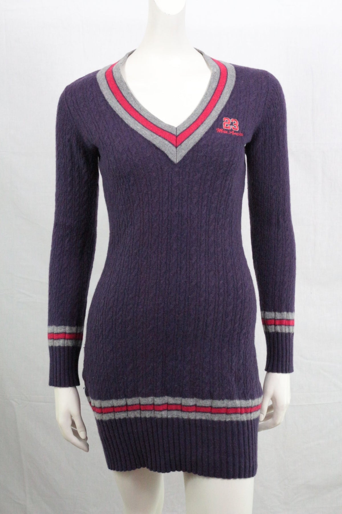 Robe pull Frippindealz violette en laine style preppy avec col V contrasté et détails rayés rouges et gris