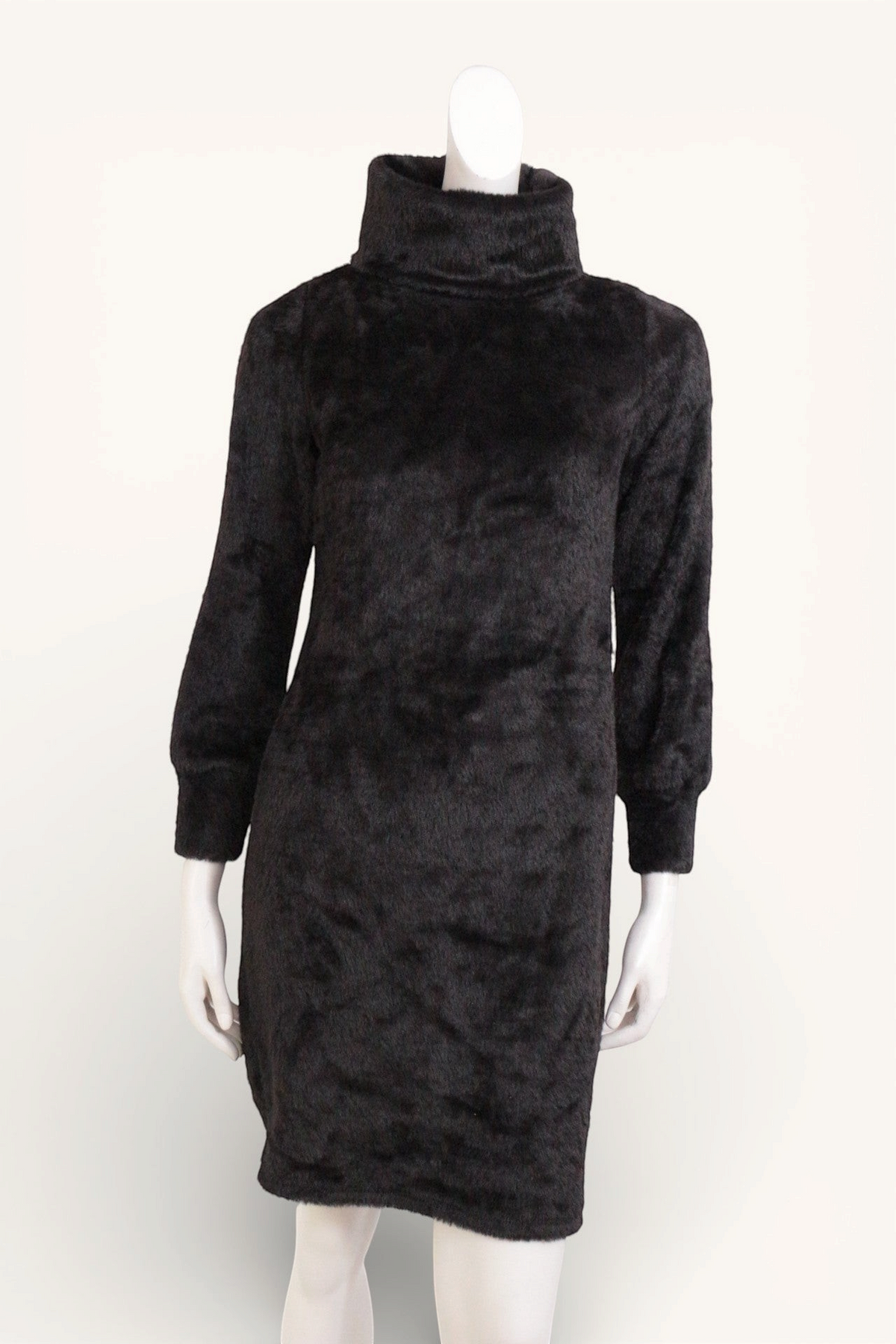 Robe pull noire Lolaliza avec col roulé doux, présentée par Frippindealz sur un mannequin.