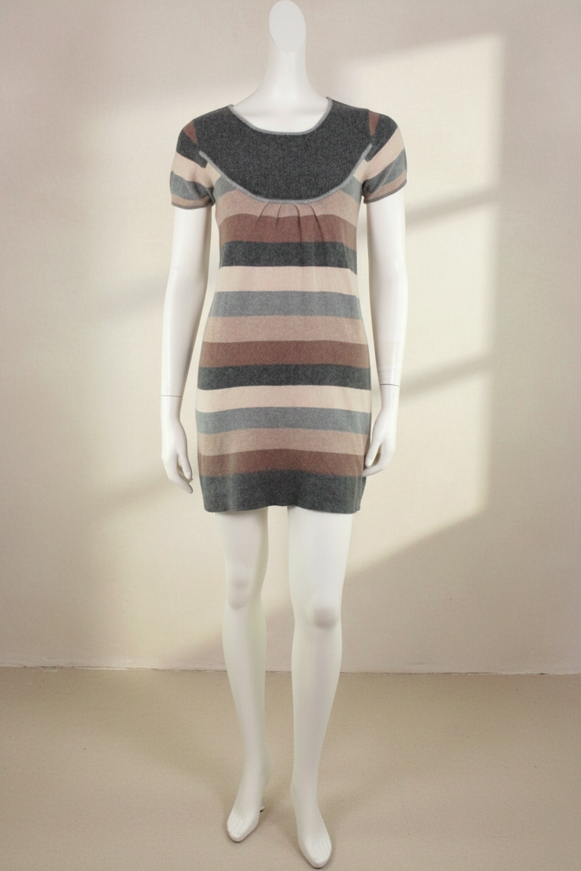 Robe pull Frippindealz en maille rayée beige, grise et marron avec mélange de coton et angora, coupe ajustée.