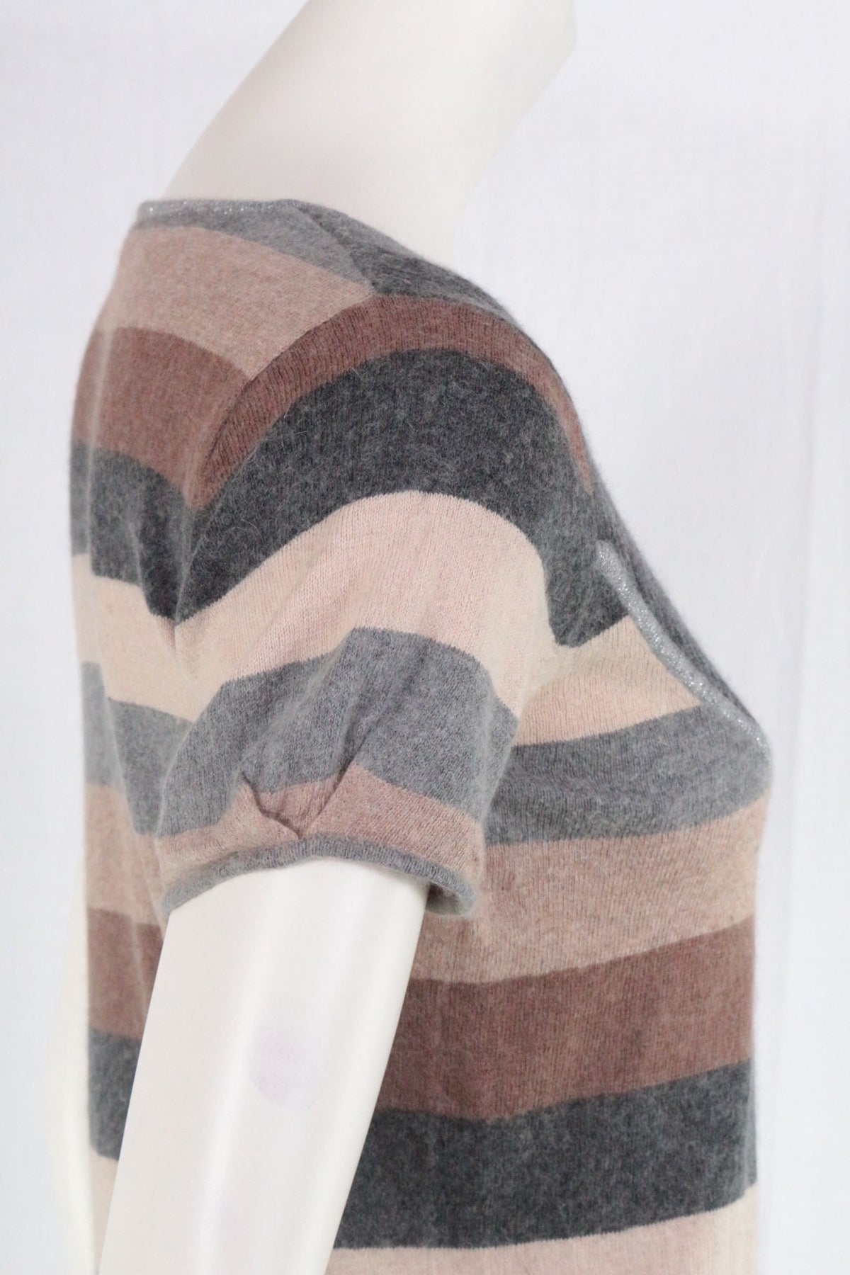 Robe pull Frippindealz en maille rayée beige, grise et marron avec mélange de coton et angora, coupe ajustée.