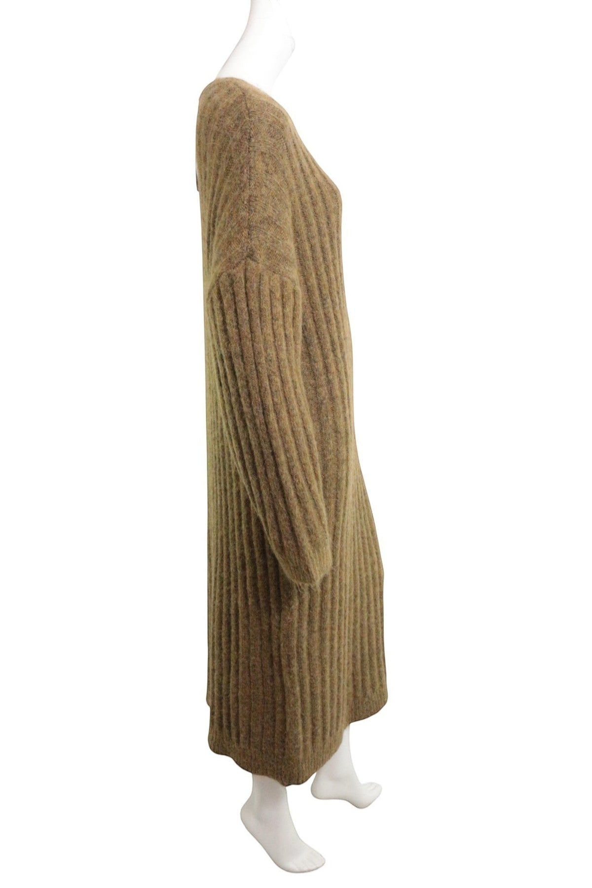 Robe pull Zara kaki en maille côtelée, vue de profil sur mannequin, vendue par Frippindealz