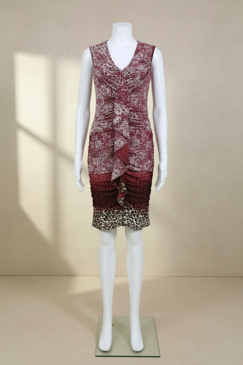 Robe Rinascimento Frippindealz bordeaux sans manches avec motifs paisley et détails léopard sur mannequin