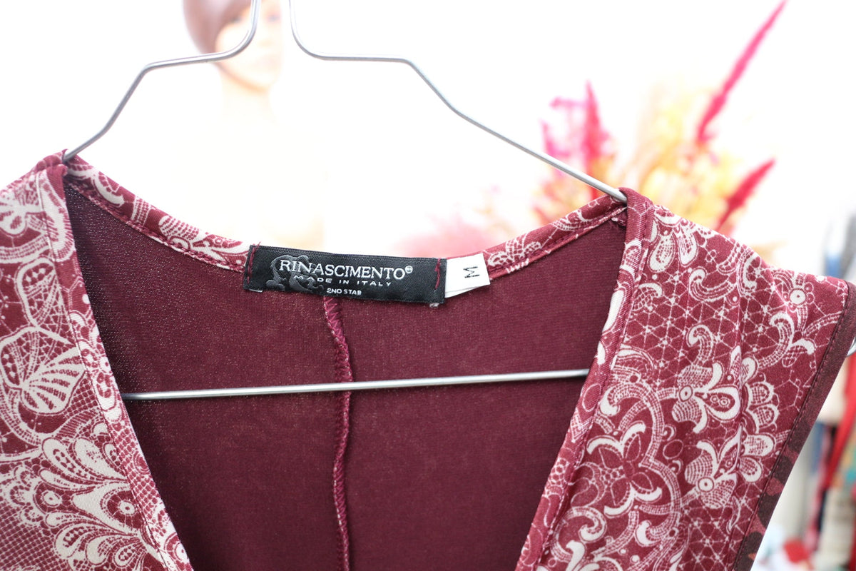 Robe Rinascimento Frippindealz bordeaux en polyester avec motifs paisley et étiquette de marque visible