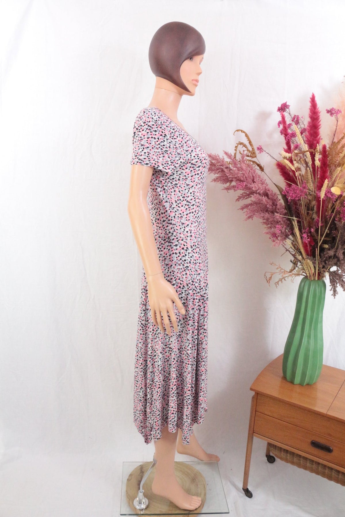 Robe Rio Frippindealz en viscose fluide, imprimé floral blanc, rose et gris, coupe asymétrique sur mannequin