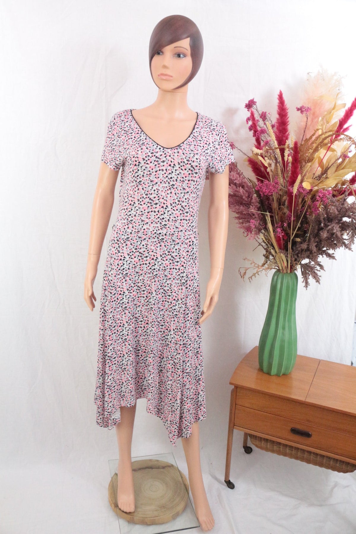 Robe Rio Frippindealz en viscose fluide à imprimé floral blanc, rose et gris avec une coupe asymétrique élégante