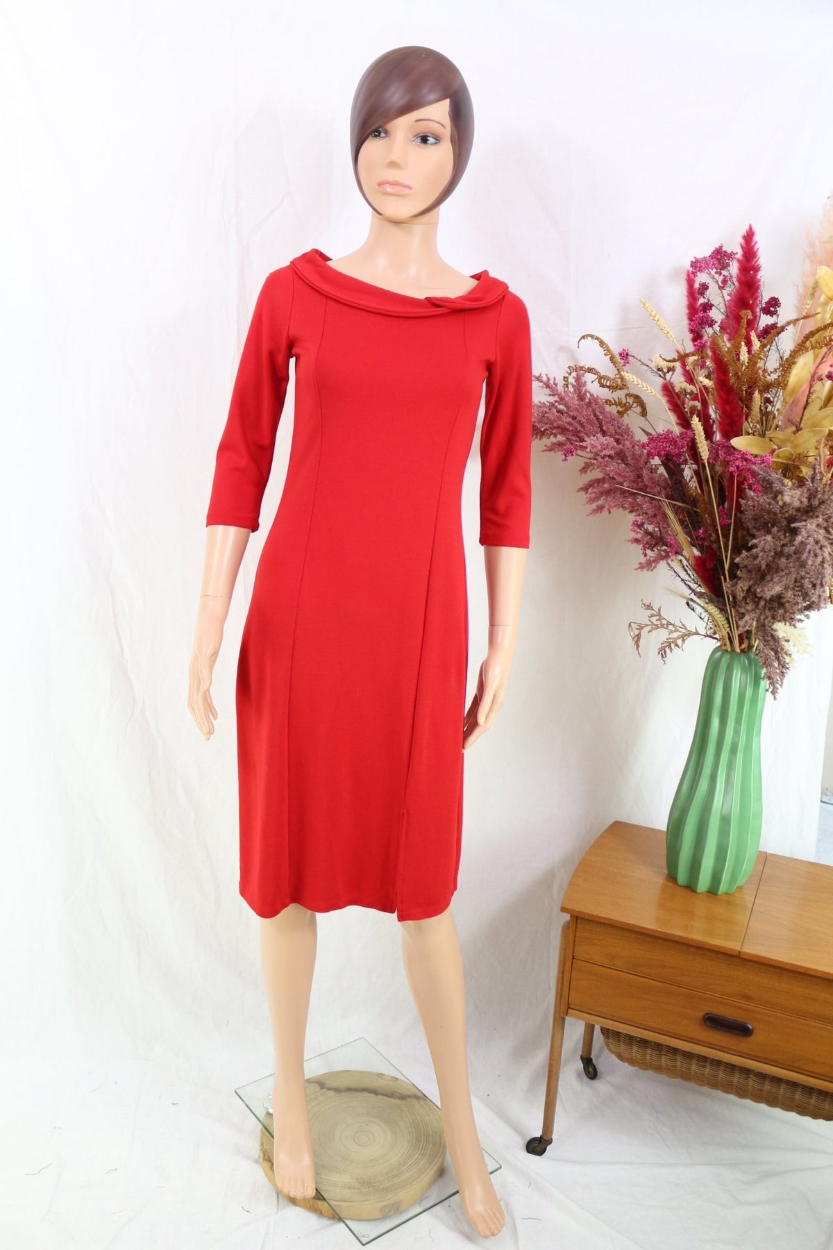Robe rouge Frippindealz en polyester et viscose avec encolure bateau et manches 3/4 sur mannequin