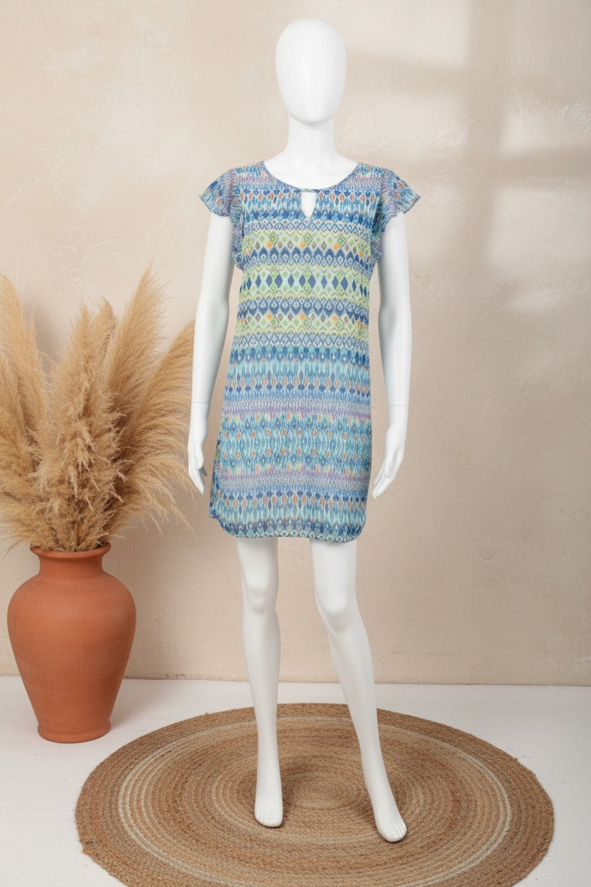 Robe courte Frippindealz Rue21 bohème turquoise à imprimé ikat, manches volantées et coupe fluide sur mannequin