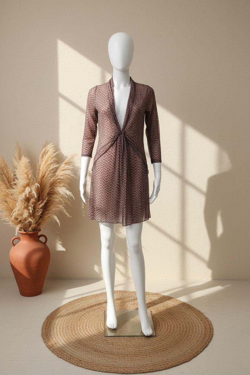 Robe casual Frippindealz marron fluide avec col en V drapé, manches trois-quarts et imprimé géométrique sur mannequin