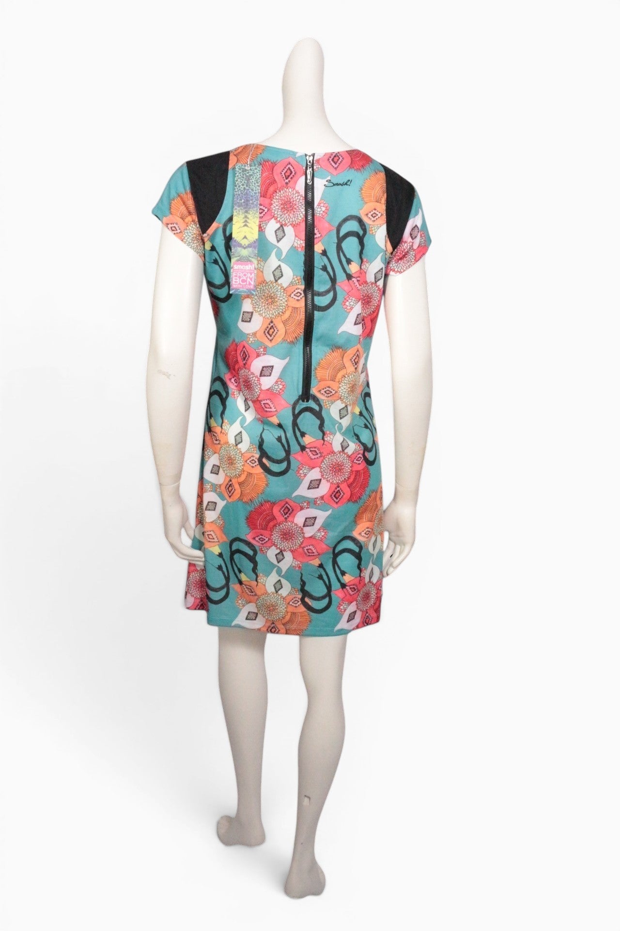 Vue arrière de la robe courte multicolore Frippindealz avec motifs floraux, fermeture éclair noire et étiquette neuve