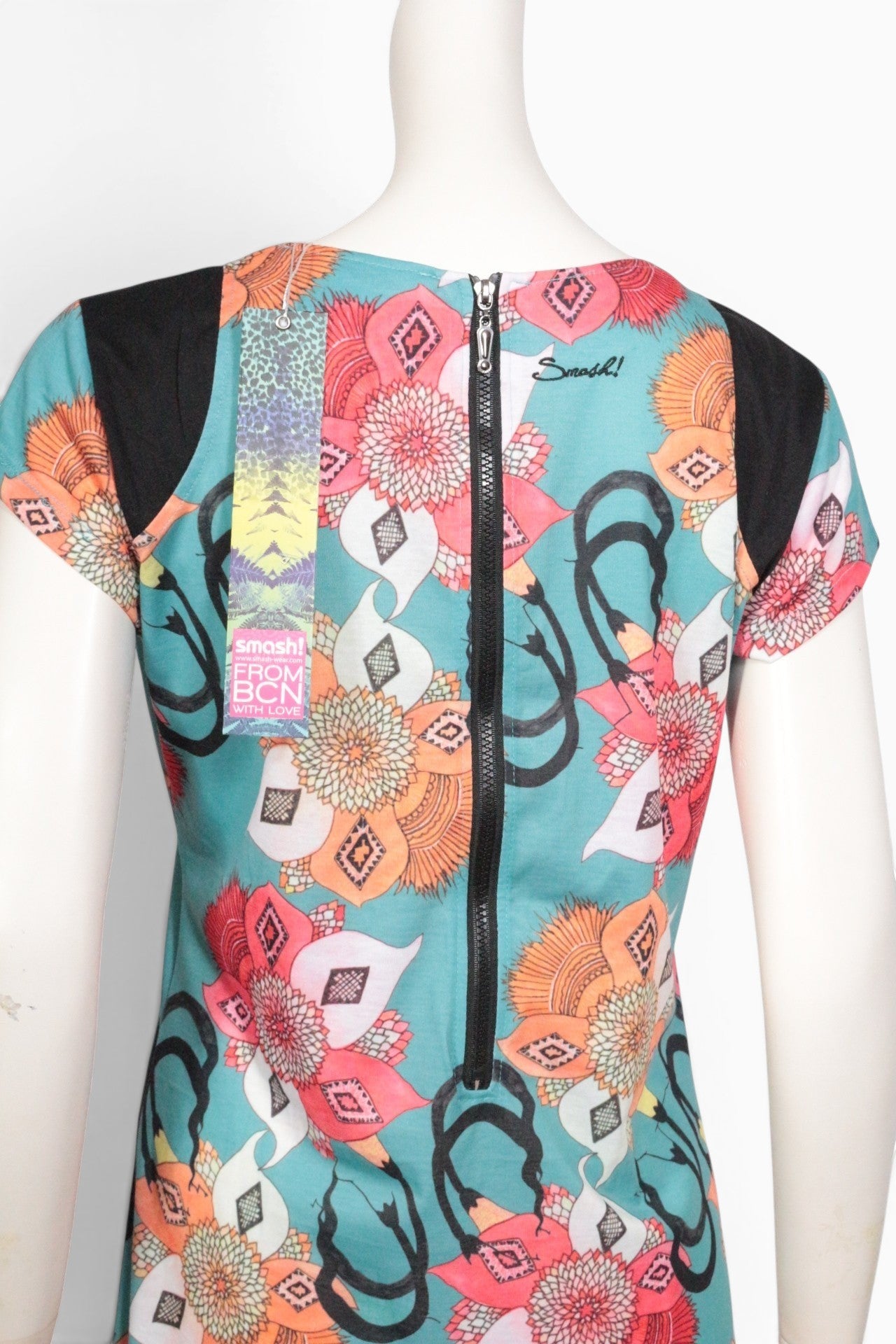 Robe Frippindealz Smash multicolore à motifs floraux avec fermeture éclair noire au dos sur mannequin