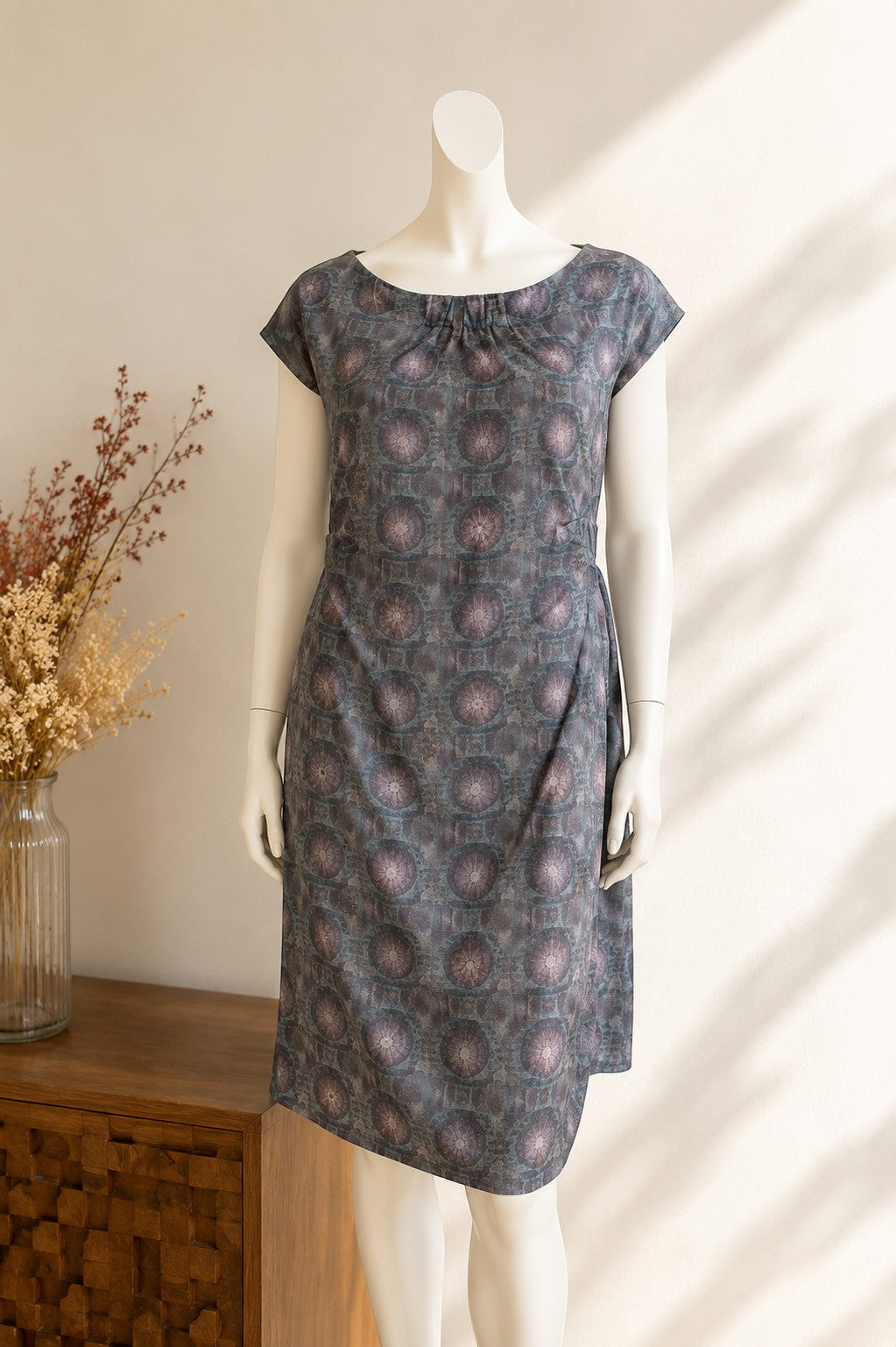 Frippindealz Robe mi-longue en soie bleu et gris avec un motif circulaire abstrait, col rond froncé et manches courtes.