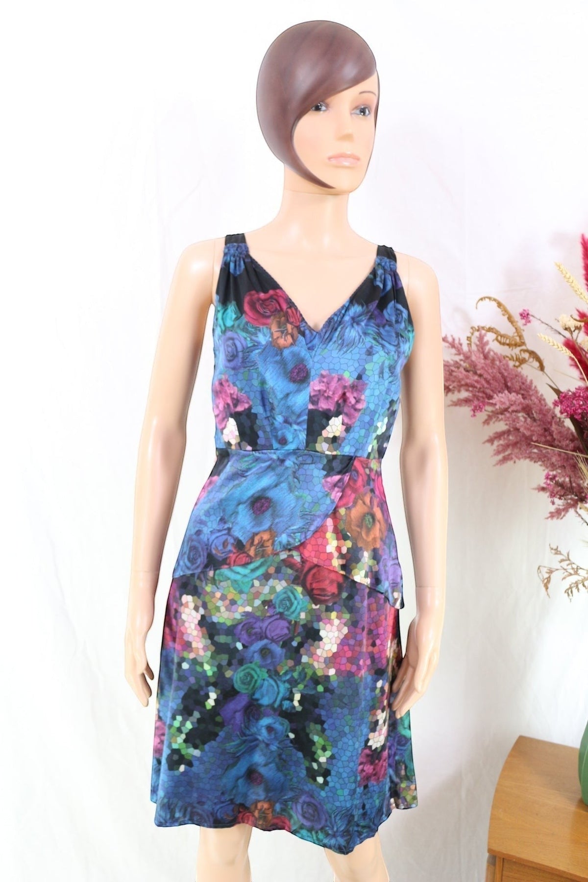 Robe sans manches en soie Frippindealz avec motif floral multicolore sur fond bleu, coupe fluide et élégante
