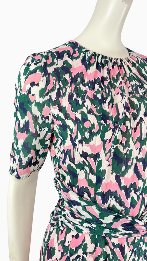 Robe Frippindealz Whistles en soie verte à imprimé abstrait multicolore, col rond plissé et taille drapée croisée.