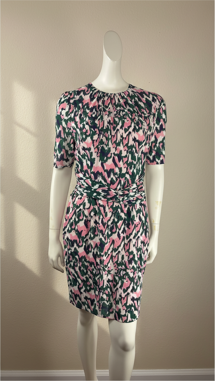 Robe casual Frippindealz en soie verte à imprimé abstrait multicolore, col rond plissé et taille drapée croisée.