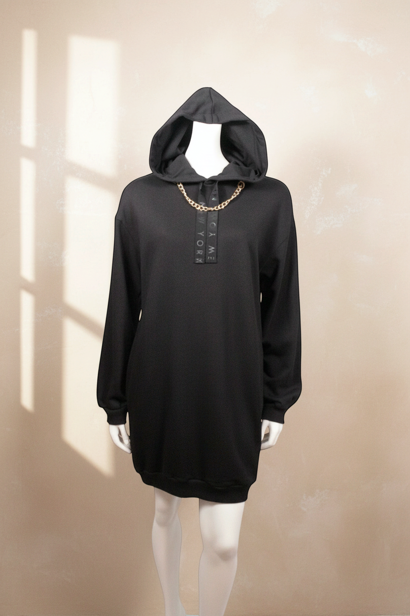 Robe sweat noire Frippindealz avec capuche et détail de chaîne dorée, style décontracté et moderne