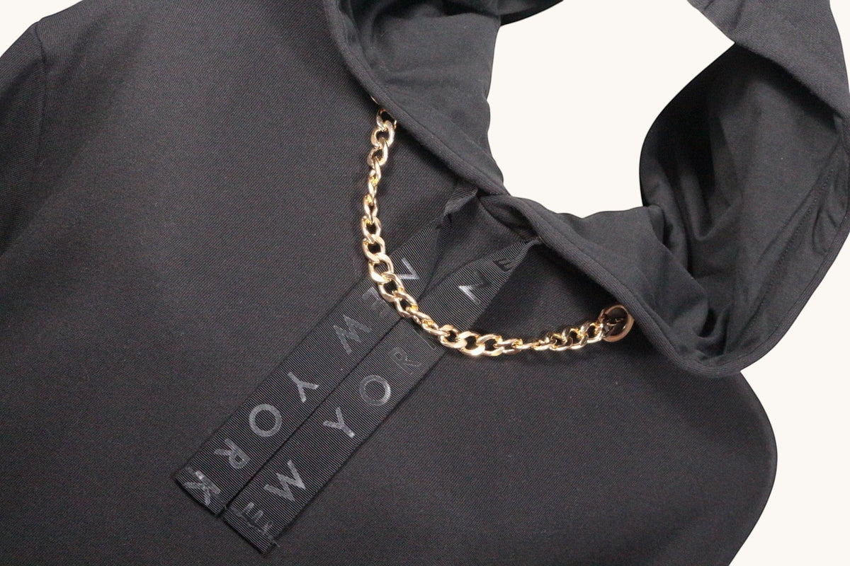 Robe sweat noire Fun&Fun avec capuche et détail de chaîne dorée, style décontracté chic par Frippindealz