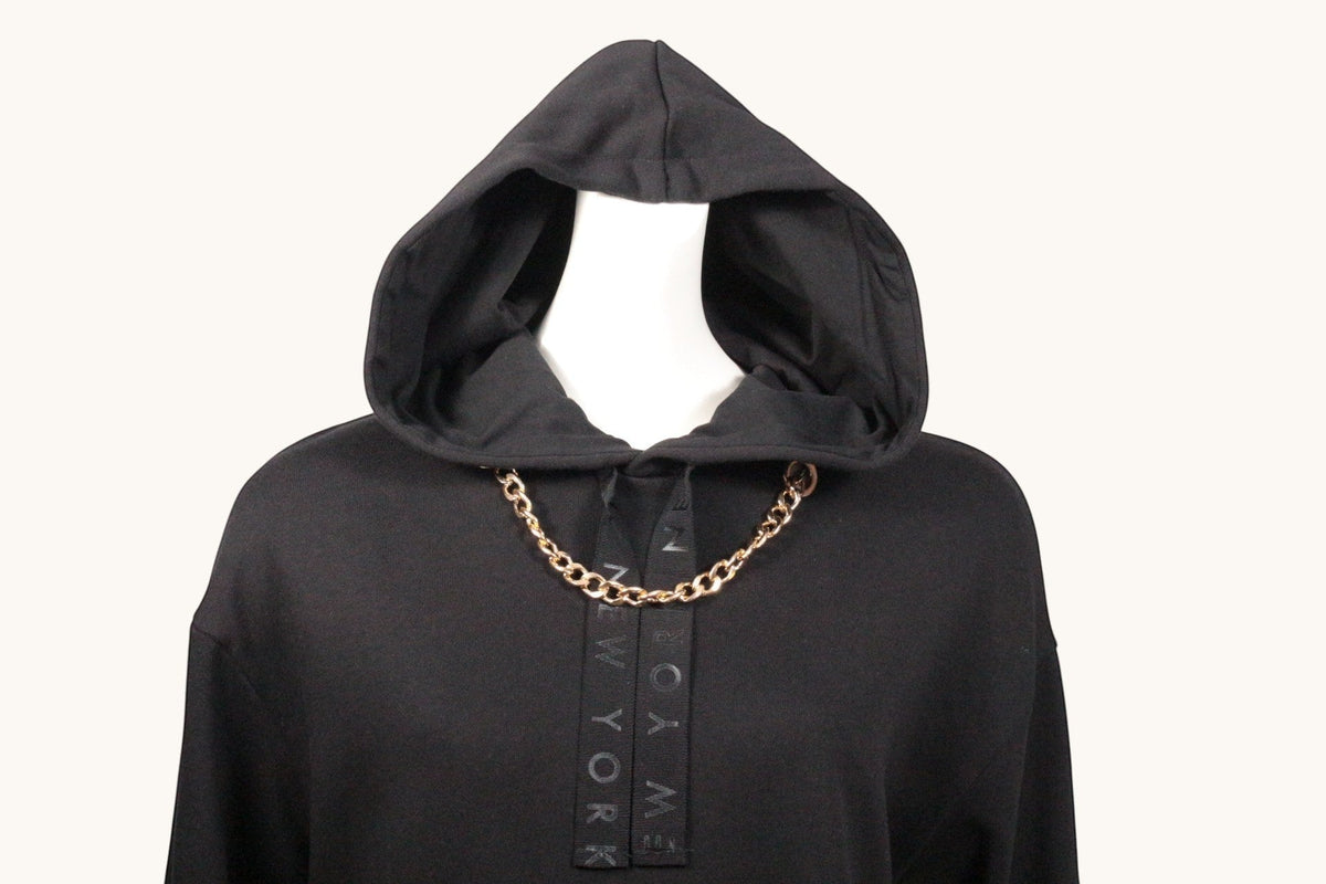 Robe sweat noire Frippindealz avec capuche et détail de chaîne dorée, style décontracté et moderne