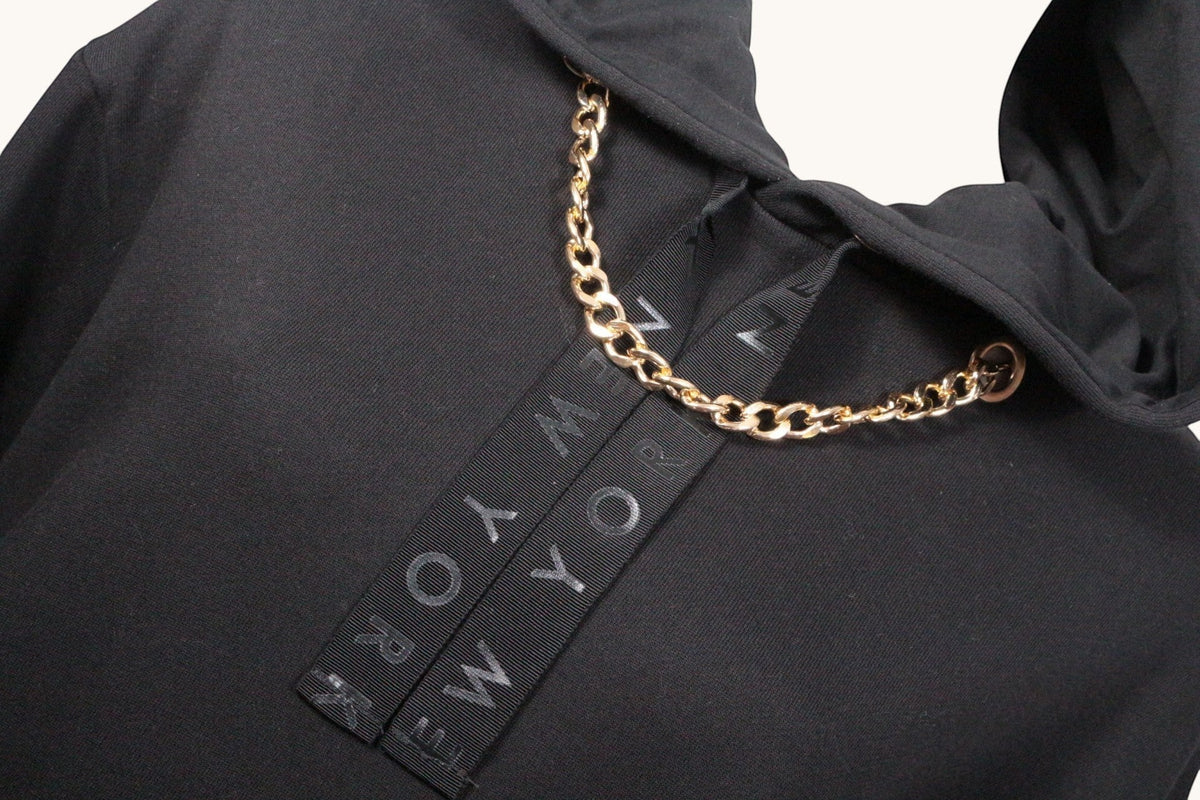 Robe sweat noire Frippindealz en coton avec capuche et détail de chaîne dorée décorative sur le col