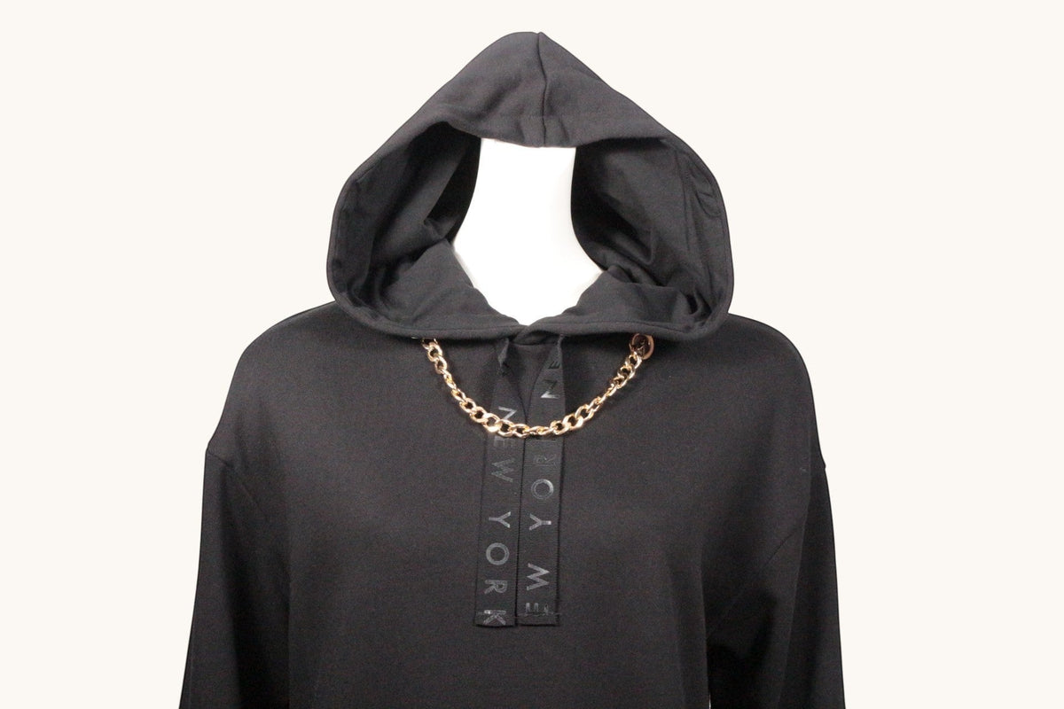 Robe sweat noire Frippindealz avec capuche et détail de chaîne dorée décorative sur le devant