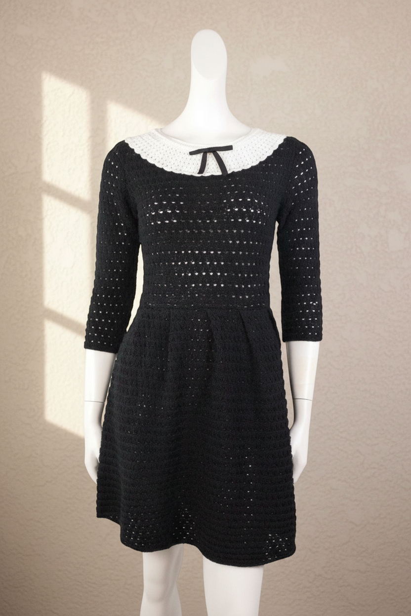 Robe Frippindealz noire en tricot avec col crocheté blanc et petit nœud décoratif, style rétro élégant