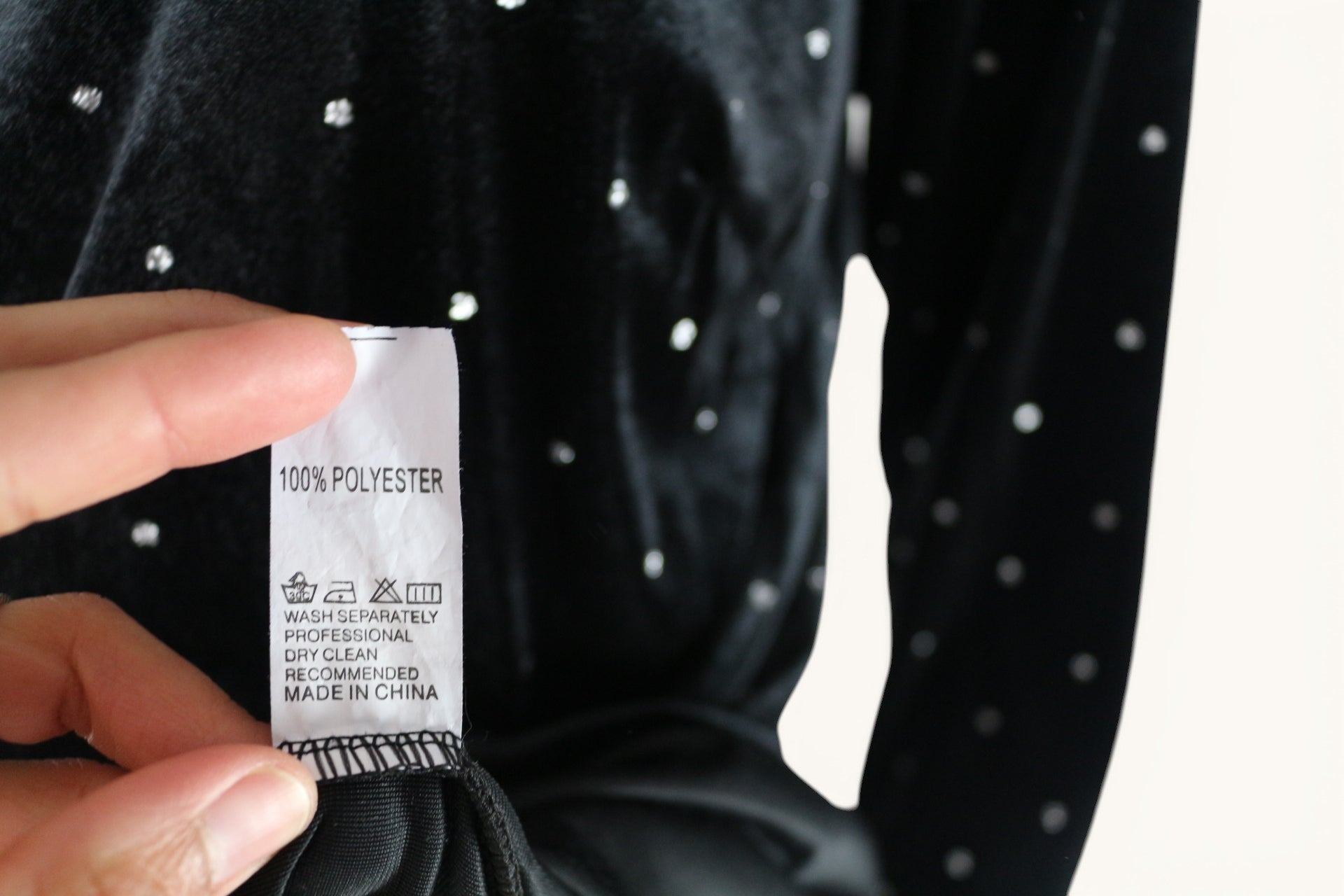 Robe Christy en velours noir extensible avec col V et strass brillants. Taille L.