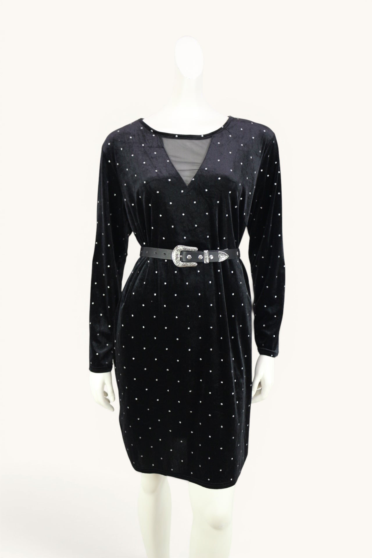 Robe Frippindealz en velours noir à col V, manches longues, ornée de strass brillants et d'une ceinture.