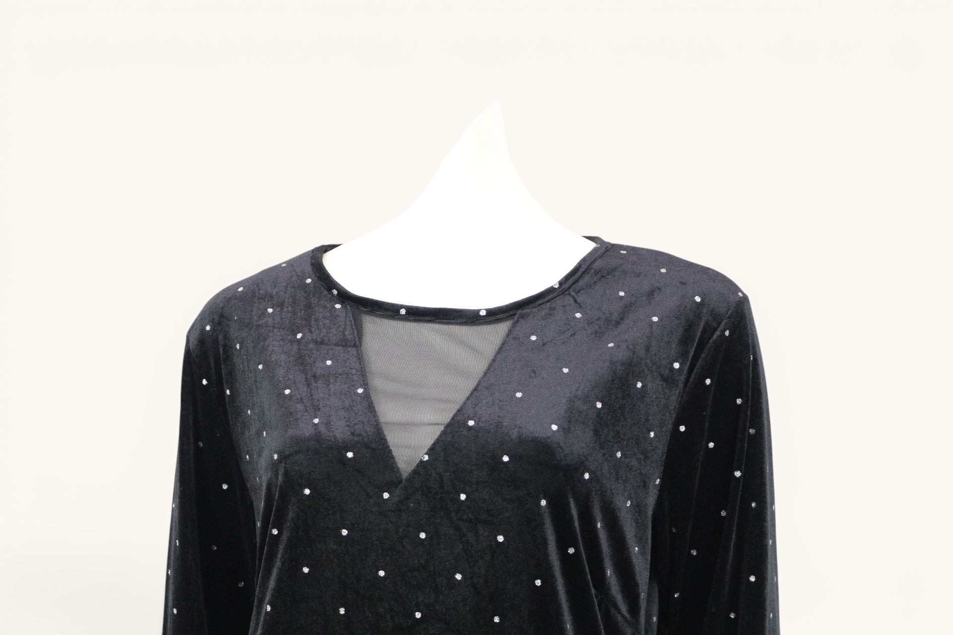 Robe Frippindealz en velours noir, col V avec empiècement en tulle, ornée de strass brillants. Manches longues, taille L.