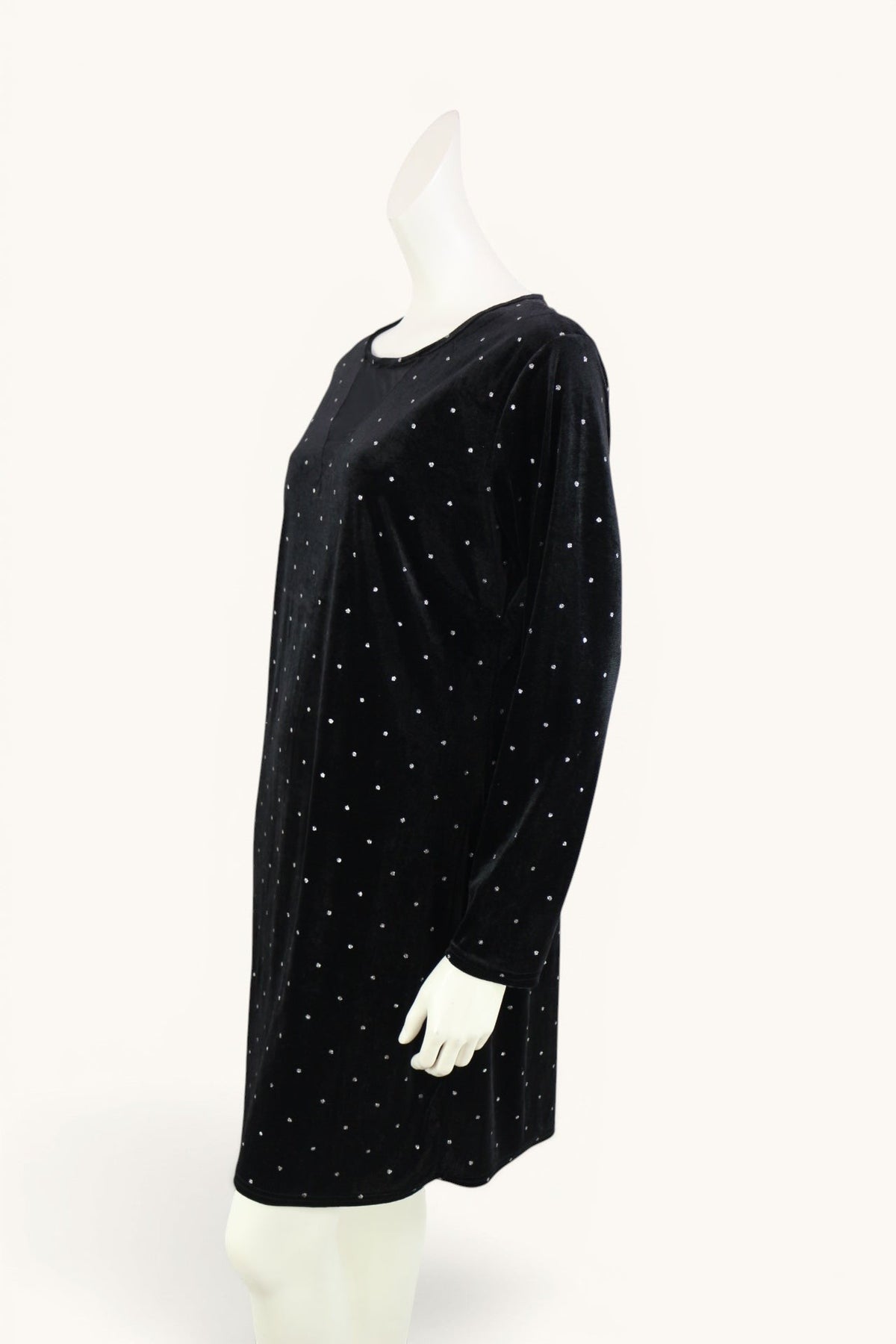 Robe de soirée Frippindealz en velours noir avec strass brillants, col V et manches longues sur mannequin
