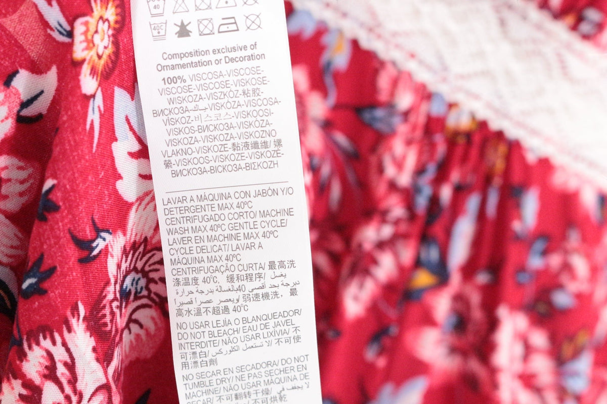 Étiquette d'entretien Frippindealz sur robe longue Springfield rouge à motifs floraux en viscose