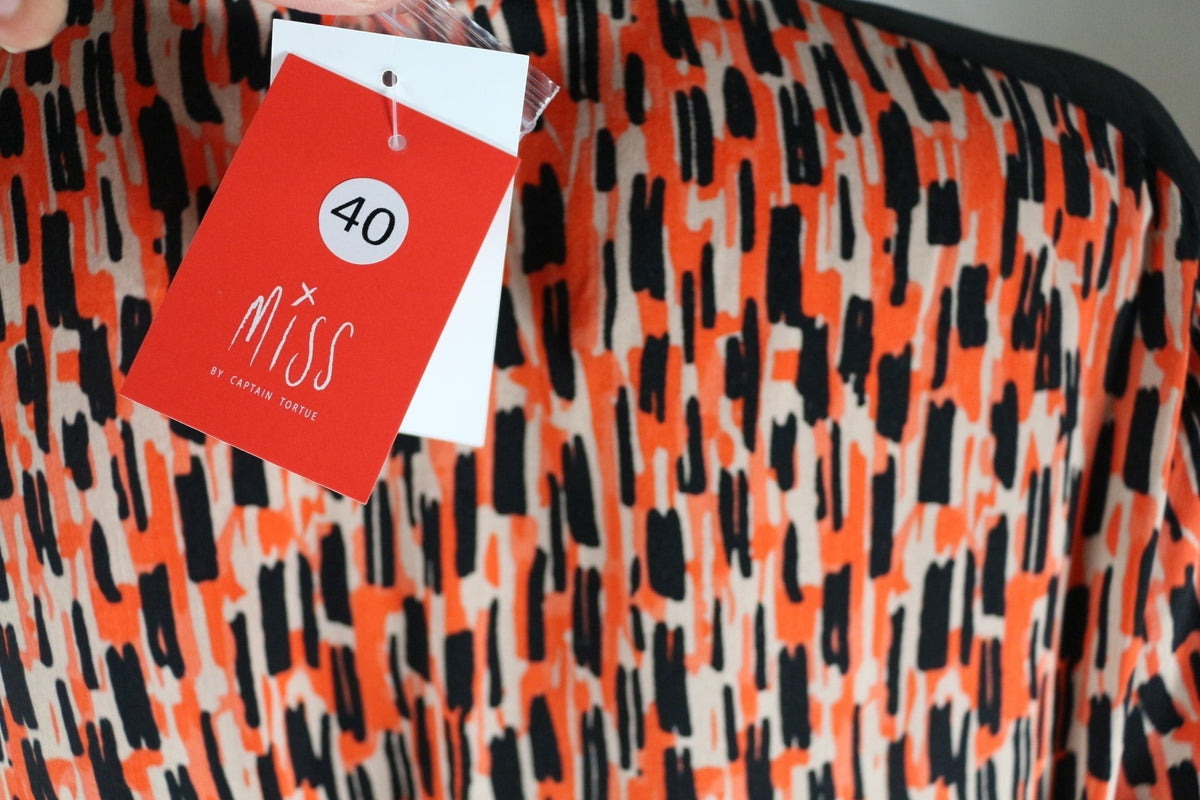 Robe Frippindealz Miss Captain Tortue en viscose avec imprimé abstrait orange et noir et étiquette de taille 40