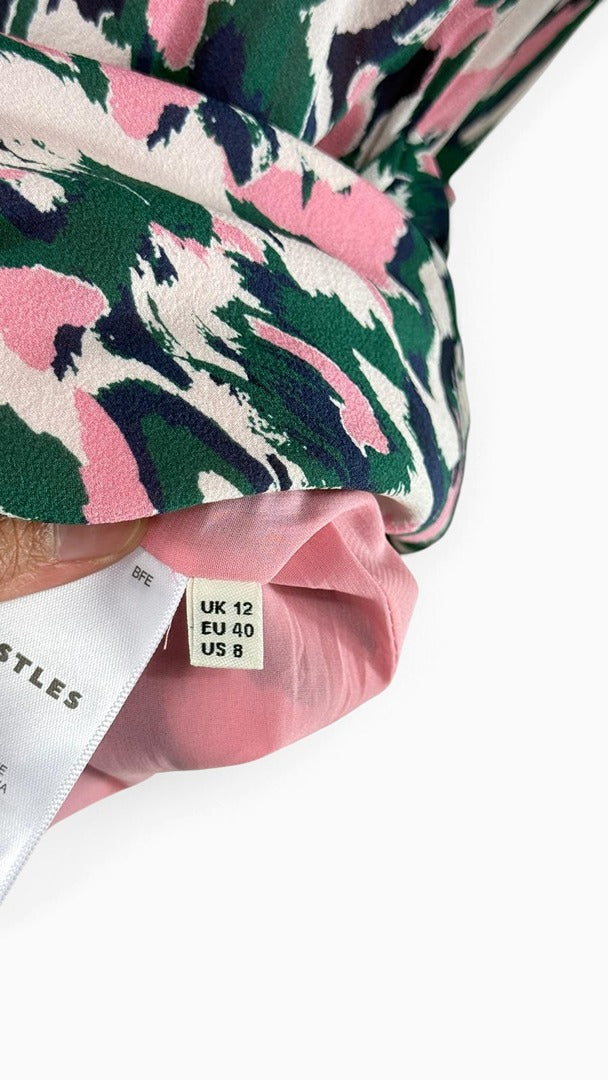 Etiquette de taille et marque Frippindealz sur robe en soie Whistles à imprimé abstrait vert et rose