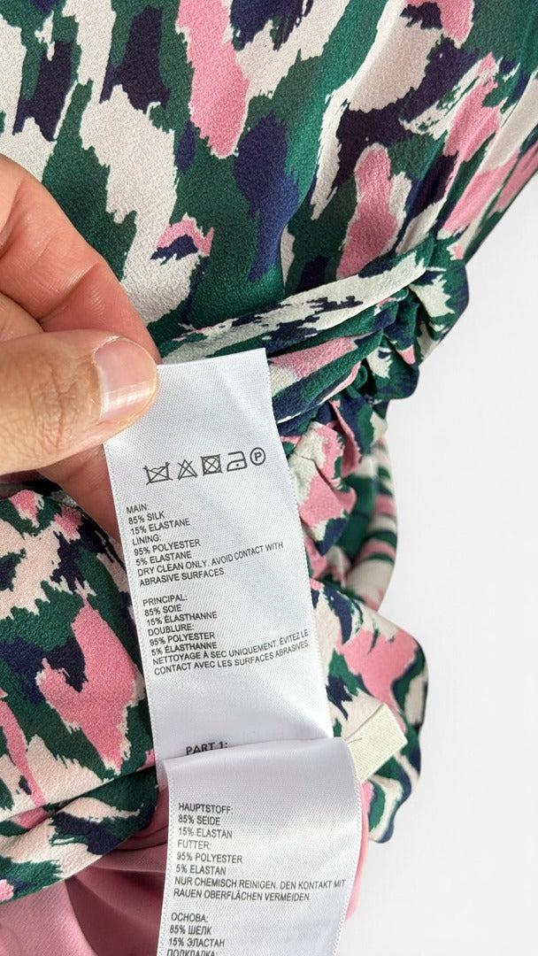 Étiquette de composition Frippindealz sur robe Whistles en soie verte à imprimé abstrait multicolore