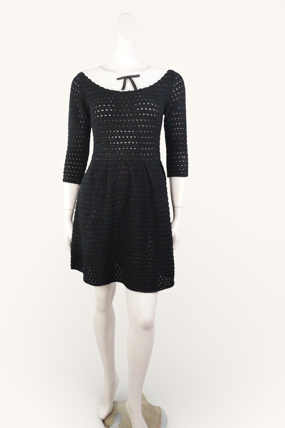 Robe courte Frippindealz Zara noire en maille ajourée avec col crochet blanc et petit nœud décoratif