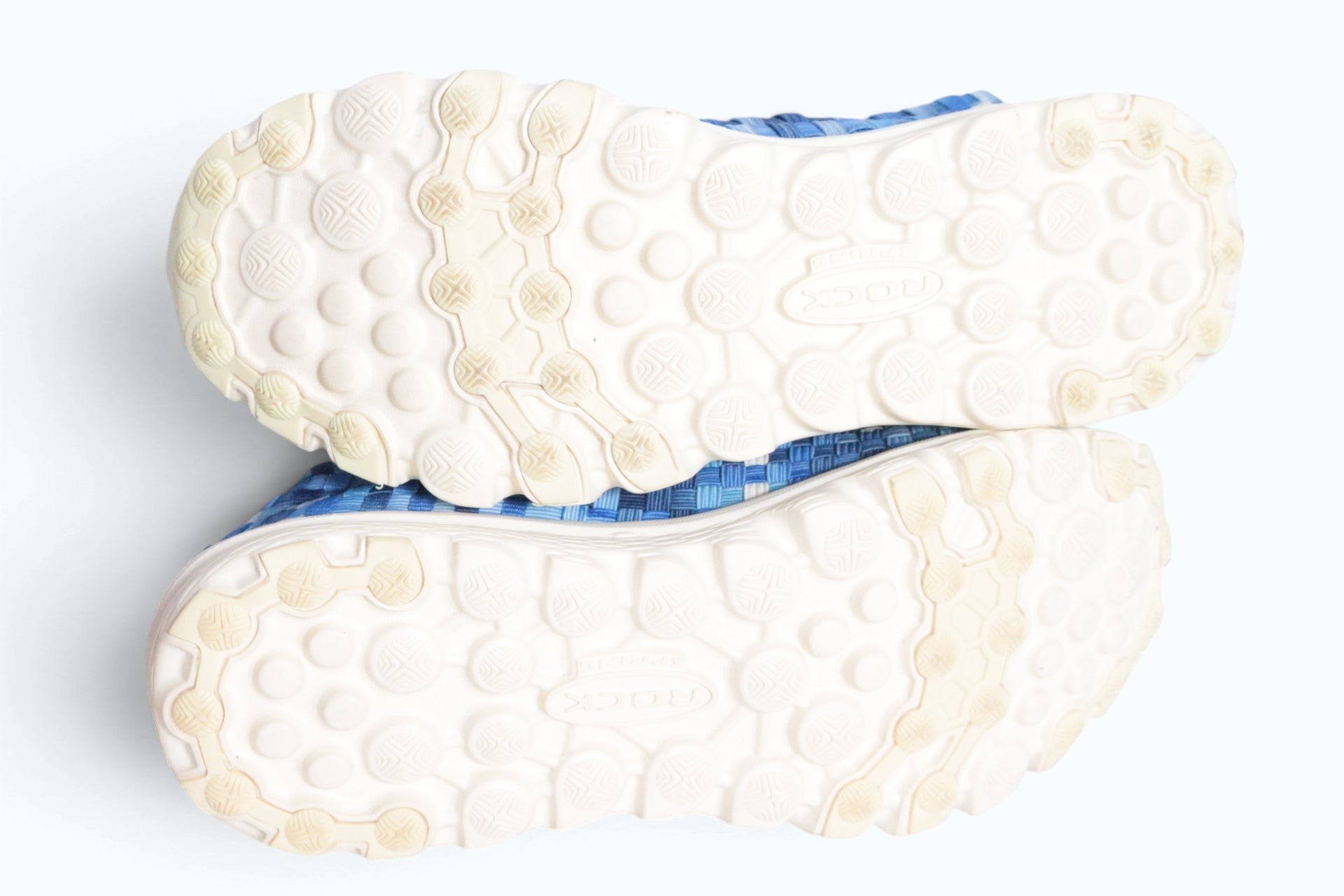Semelles blanches crantées de baskets Frippindealz Rock Spring en textile tressé bleu