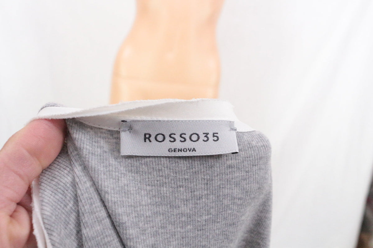 Étiquette de marque Rosso 35 sur une robe Frippindealz en coton gris et blanc, vue en gros plan.
