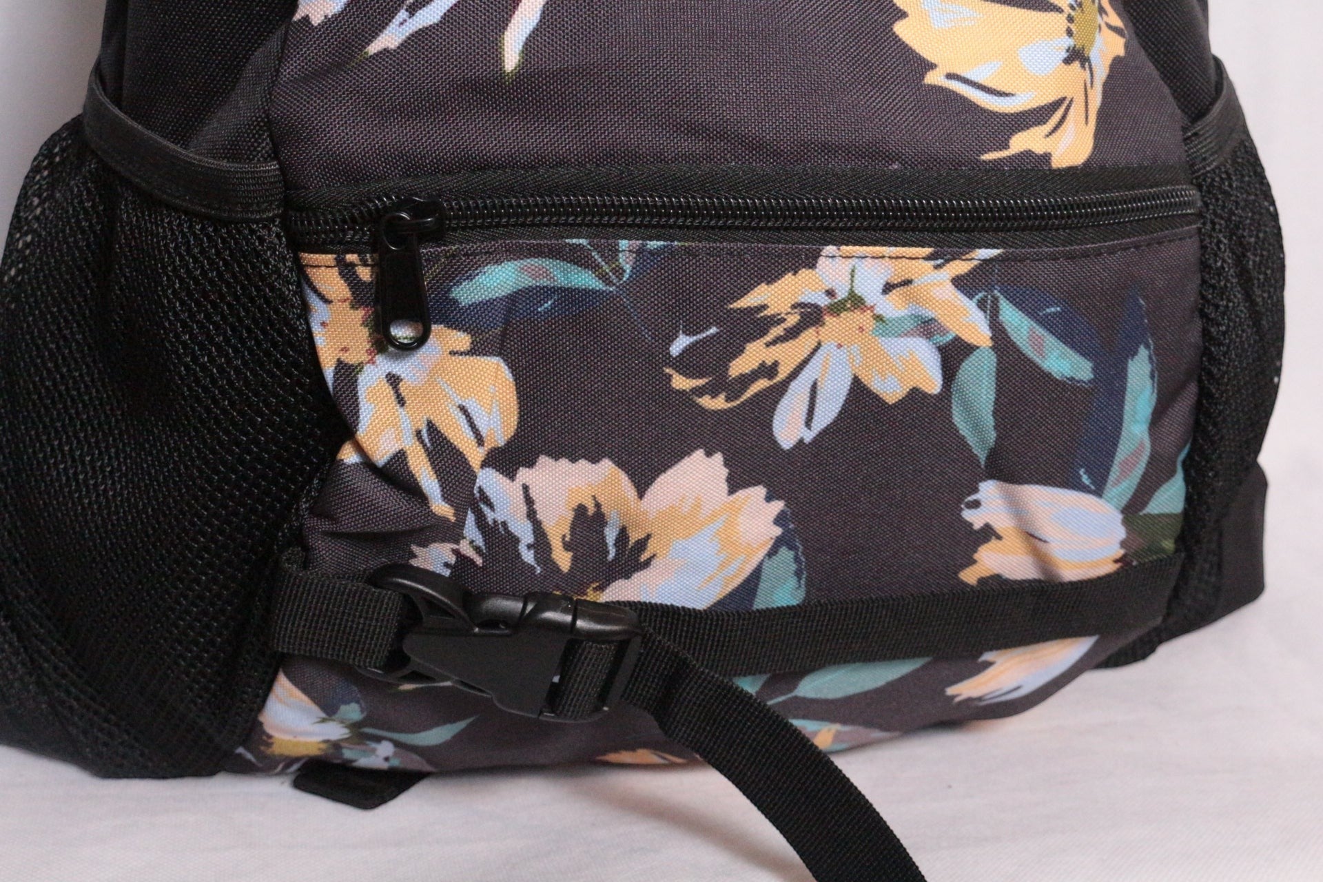 Sac à dos Enuff Skateboards noir avec motif floral jaune et bleu, polyester, neuf.