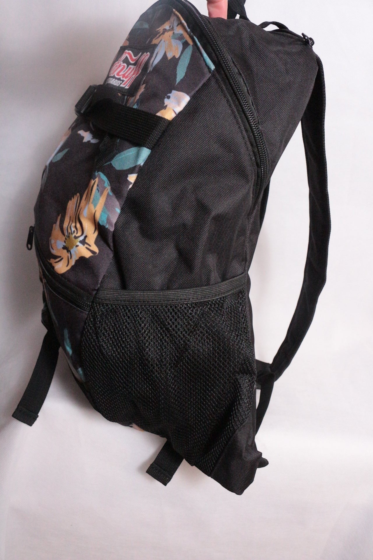 Frippindealz Sac à dos noir en polyester avec un motif floral coloré, neuf, idéal pour le quotidien.