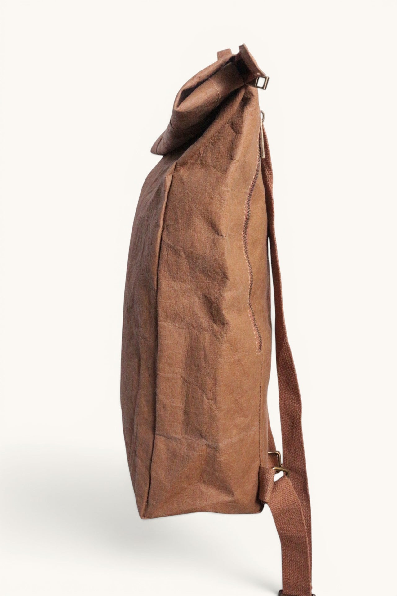 Frippindealz Sac à dos Nordlicht en papier marron, style roulé, idéal pour le quotidien.