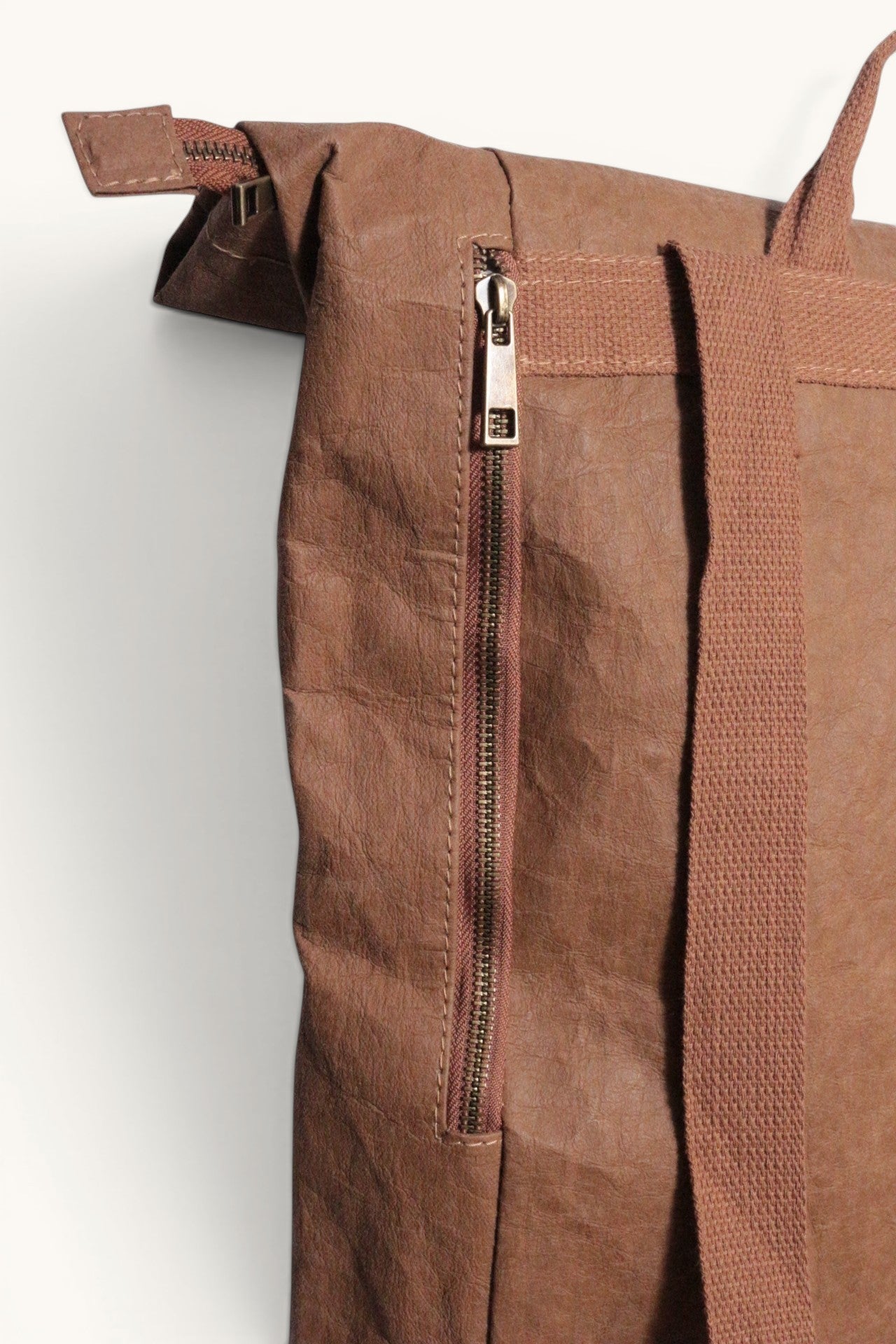 Frippindealz Sac à dos Nordlicht en papier marron avec fermeture éclair et bretelles en tissu. Design roll-top.