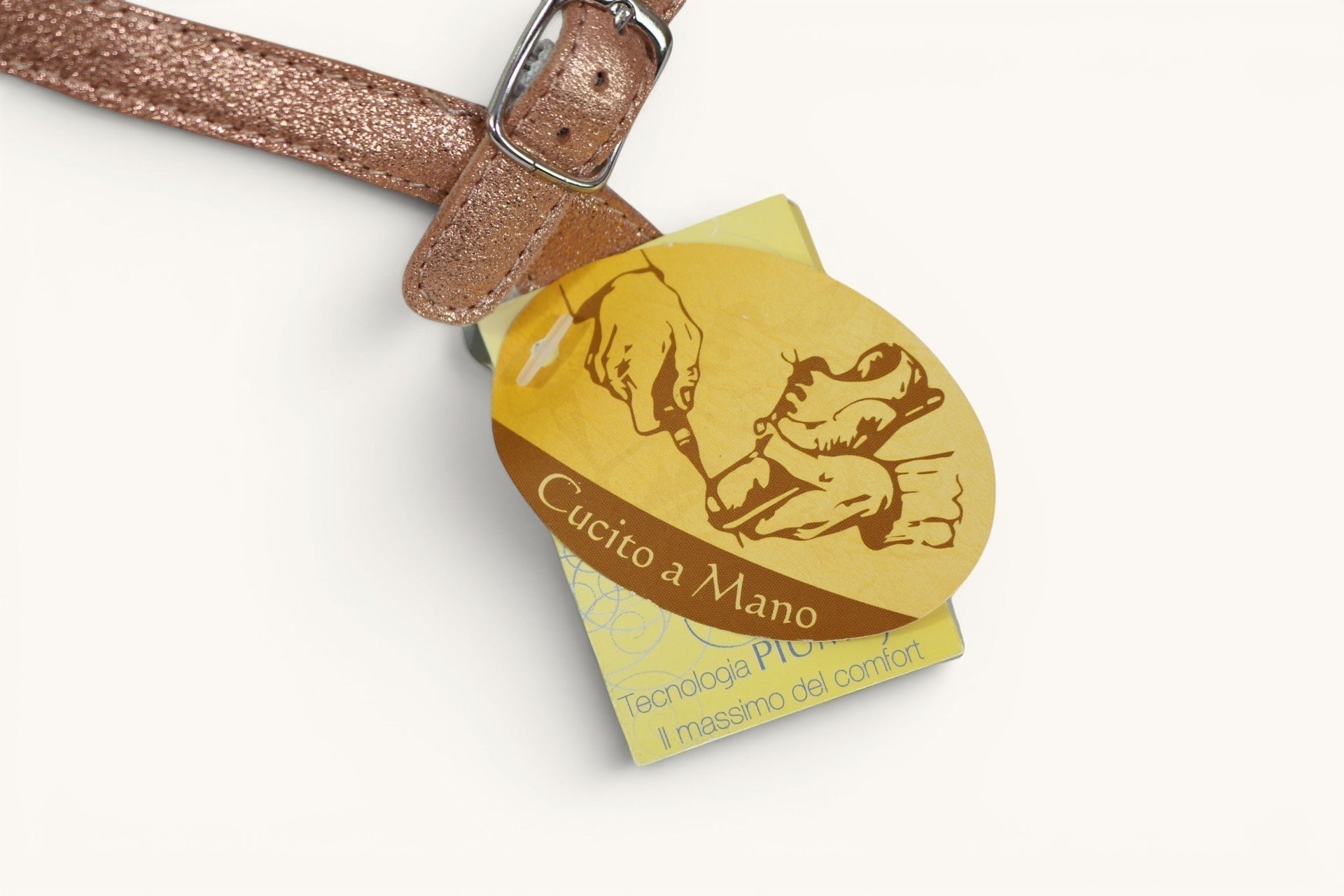 Etiquette Cucito a Mano sur sandale en cuir rose gold Frippindealz, soulignant la fabrication artisanale italienne.