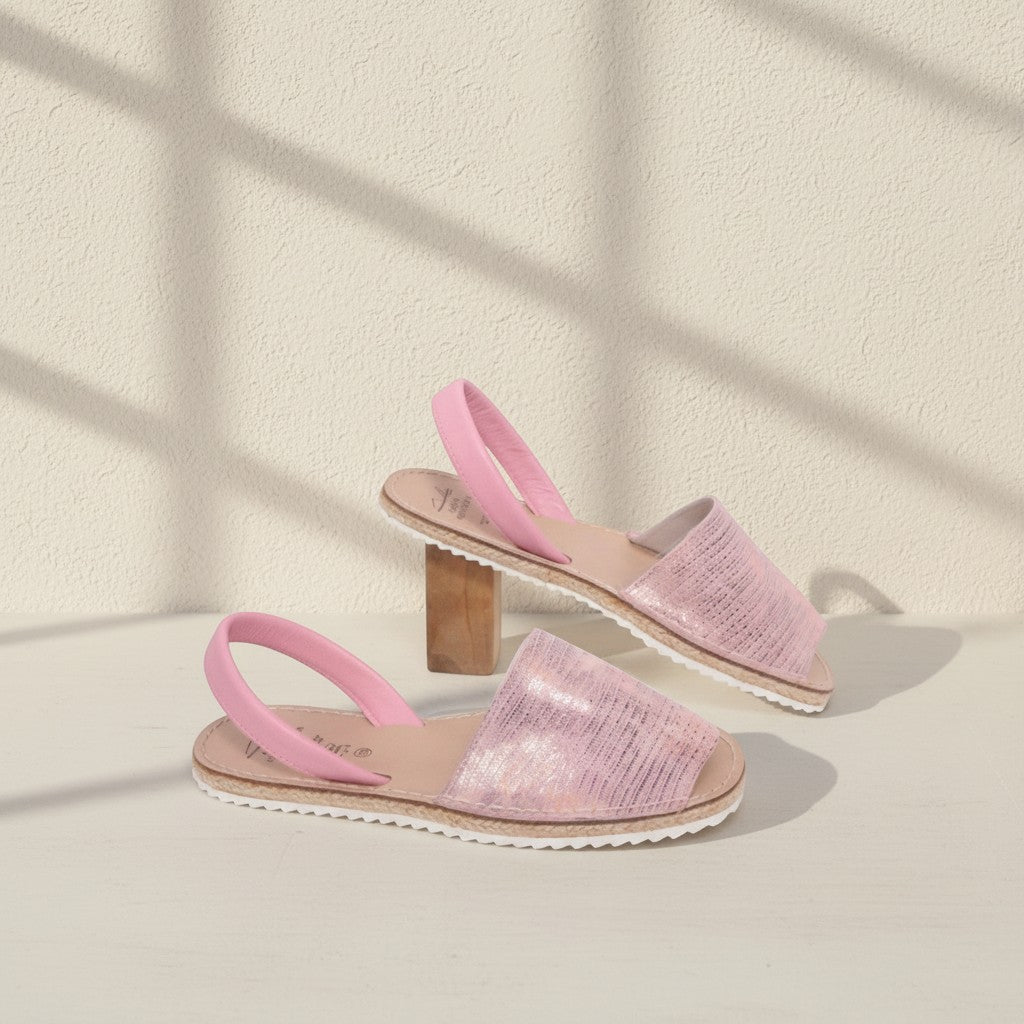 Sandales Avarca Menorquina Frippindealz en cuir rose brillant avec bride arrière et semelle plate confortable