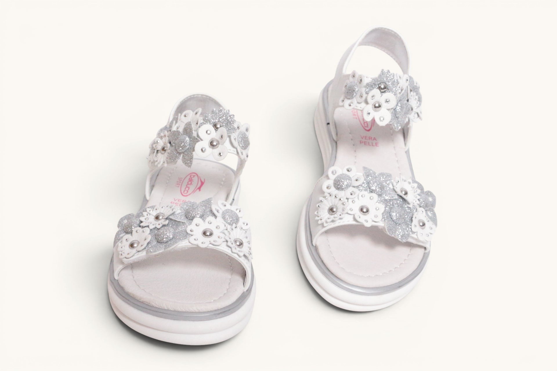 Sandales Balducci blanches en cuir synthétique pour filles, ornées de fleurs argentées scintillantes et de perles. Taille 30.