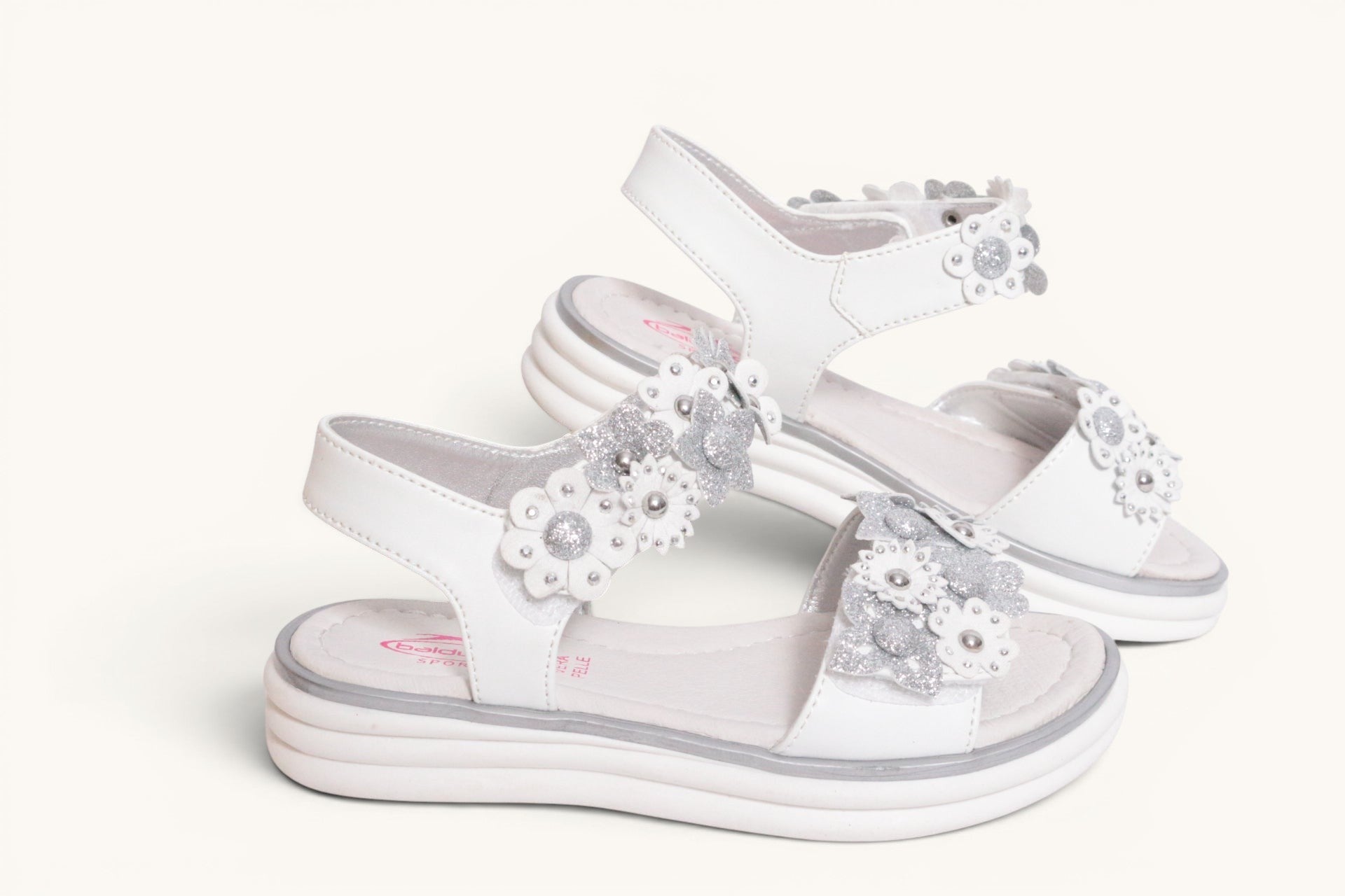 Frippindealz Sandales blanches en cuir synthétique pour filles, ornées de fleurs argentées scintillantes et de perles. Taille 30.